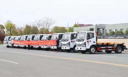 東風多利卡勾臂垃圾車批量發(fā)車