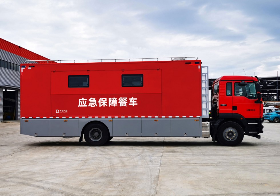 齊東方牌重汽汕德卡型餐車(chē)-可供300-500人餐飲